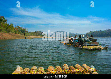 Rafting en bambou du Lac Periyar (Kerala) Banque D'Images