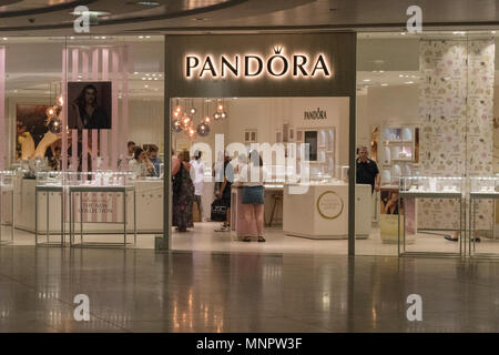 Pandora shop sur la rue silver charms et bijoux vente, high street retail chain store pandora dans le centre commercial West Quay à Southampton. Banque D'Images