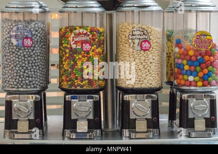 Les bonbons et la gomme à mâcher ou les machines à pièces distributeurs dans centre commercial. Bonbons et confiseries chewing-gum bonbons pour les machines de type américain. Banque D'Images