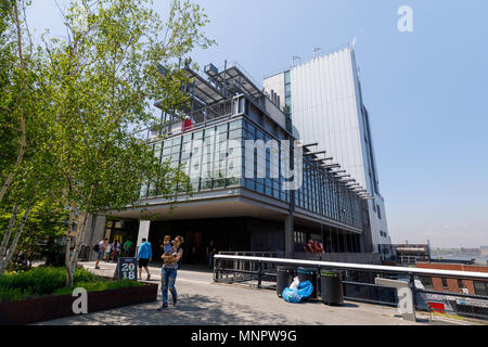 Manhattan, New York City - 10 mai 2018 : Paysages de la ligne élevée. Parc public urbain sur une ligne ferroviaire fret historique, NYC Banque D'Images