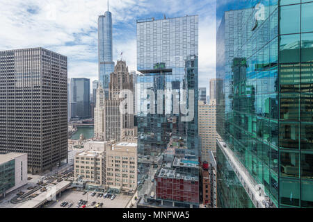 Les tours d'immeubles d'habitation dans le quartier de Streeterville Chicago Board y compris Centre, Trump Tower et Wrigley Building Banque D'Images