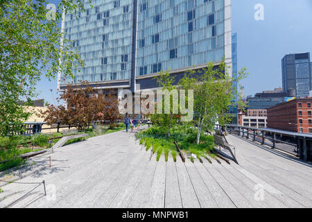 Manhattan, New York City - 10 mai 2018 : Paysages de la ligne élevée. Parc public urbain sur une ligne ferroviaire fret historique, NYC Banque D'Images