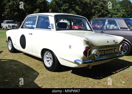 Ford Cortina GT garé jusqu'à Forde House classic car rencontrez, Newton Abbot, Devon, Angleterre Banque D'Images