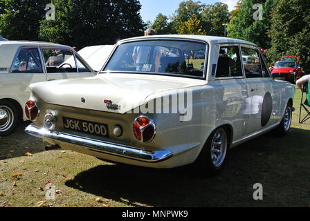 Ford Cortina GT garé jusqu'à Forde House classic car rencontrez, Newton Abbot, Devon, Angleterre Banque D'Images