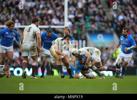 Robert Barbieri d'Italie abordé par Tom Palmer au cours de l'Angleterre contre l'Italie Tournoi RBS 6 Nations 2011 Rugby International, joué au stade de Twickenham à Londres, Angleterre, RU Banque D'Images