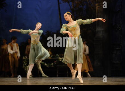 Swan Lake - la production de l'English National Ballet du célèbre ballet de Piotr Tchaïkovski. Danseurs de plomb Daria Klimentov‡' et 'Odette Vadim Muntagirov 'Prince' Siegrfried effectuer au Colisée, St Martin's Lane, London, UK Banque D'Images