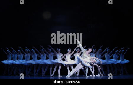 Swan Lake - la production de l'English National Ballet du célèbre ballet de Piotr Tchaïkovski. Danseurs de plomb Daria Klimentov‡' et 'Odette Vadim Muntagirov 'Prince' Siegrfried effectuer au Colisée, St Martin's Lane, London, UK Banque D'Images