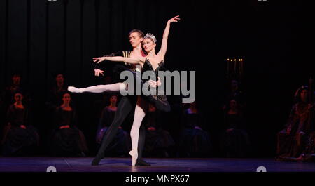 Swan Lake - la production de l'English National Ballet du célèbre ballet de Piotr Tchaïkovski. Danseurs de plomb Daria Klimentov‡' et 'Odette Vadim Muntagirov 'Prince' Siegrfried effectuer au Colisée, St Martin's Lane, London, UK Banque D'Images