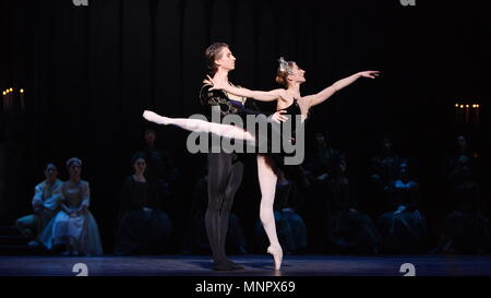 Swan Lake - la production de l'English National Ballet du célèbre ballet de Piotr Tchaïkovski. Danseurs de plomb Daria Klimentov‡' et 'Odette Vadim Muntagirov 'Prince' Siegrfried effectuer au Colisée, St Martin's Lane, London, UK Banque D'Images