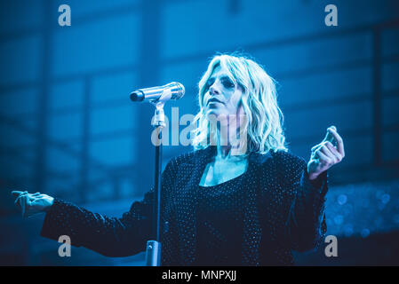 Torino, Italie. 19 mai, 2018. Le chanteur et compositeur italien Emma (de son vrai nom Marguritha Marrone) spectacle sur scène à la Pala millares de Turin, pour son 'Essere Qui' tour concert. Credit : Alessandro Bosio/Pacific Press/Alamy Live News Banque D'Images