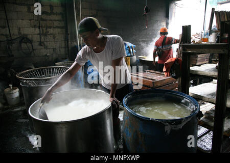 Yogyakarta, Indonésie. Apr 17, 2018. L'usine de Bandung tofu maison appartenant à M. Irfan Suhendar, situé à Jalan Raya Margonda Kapuk, Yogyakarta a été exécuté pour les générations et est opérationnelle depuis 2009 avec 14 employés. Cette usine produit environ 4 maison quintal/par jour avec le montant atteint 20 000 savoir et le Tofu Bandung en production uniquement en mesure de survivre pendant une journée parce que fait sans utiliser de produit de conservation. Widyo Rumpoko Crédit : Kuncoro/Pacific Press/Alamy Live News Banque D'Images