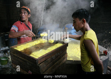 Yogyakarta, Indonésie. Apr 17, 2018. L'usine de Bandung tofu maison appartenant à M. Irfan Suhendar, situé à Jalan Raya Margonda Kapuk, Yogyakarta a été exécuté pour les générations et est opérationnelle depuis 2009 avec 14 employés. Cette usine produit environ 4 maison quintal/par jour avec le montant atteint 20 000 savoir et le Tofu Bandung en production uniquement en mesure de survivre pendant une journée parce que fait sans utiliser de produit de conservation. Widyo Rumpoko Crédit : Kuncoro/Pacific Press/Alamy Live News Banque D'Images