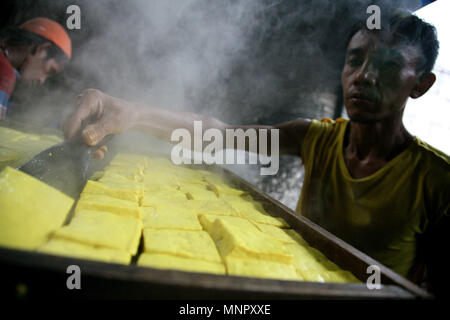 Yogyakarta, Indonésie. Apr 17, 2018. L'usine de Bandung tofu maison appartenant à M. Irfan Suhendar, situé à Jalan Raya Margonda Kapuk, Yogyakarta a été exécuté pour les générations et est opérationnelle depuis 2009 avec 14 employés. Cette usine produit environ 4 maison quintal/par jour avec le montant atteint 20 000 savoir et le Tofu Bandung en production uniquement en mesure de survivre pendant une journée parce que fait sans utiliser de produit de conservation. Widyo Rumpoko Crédit : Kuncoro/Pacific Press/Alamy Live News Banque D'Images