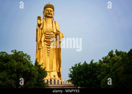 Statue du Grand Bouddha Debout doré au monastère Fo Guang Shan à Kaohsiung Taiwan Banque D'Images