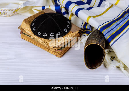 Manuscrit hébreu Torah, sur une synagogue de modifier, avec la kippa et Talith shofar corne de bélier Banque D'Images