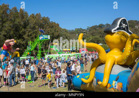 Fête de la communauté australienne et juste sur les plages du nord de Sydney, avec l'homme de fer gonflable,l'Australie Banque D'Images