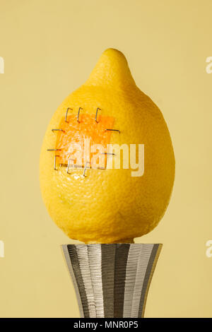 Citron jaune avec des sutures se dresse sur un chandelier de fer alimentaire concept de manipulation de l'affichage Banque D'Images