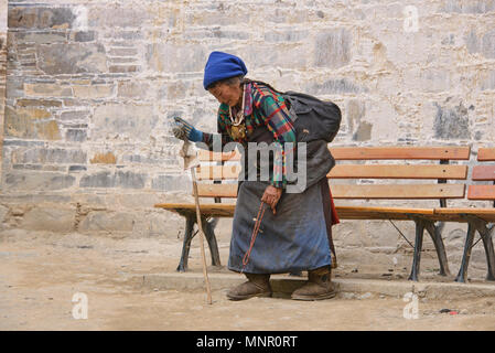 Pèlerins Tibétains faisant autour de kora, Monastère Labrang Xiahe, Gansu, Chine Banque D'Images