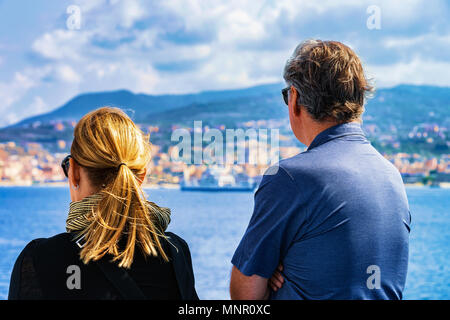 Couple à la mer Méditerranée et du paysage dans la région de Reggio de Calabre, Italie Banque D'Images