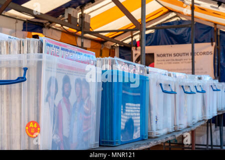 Close-up image de vinyles nostalgique de divers artistes vu été vendu dans un marché en plein air. Banque D'Images