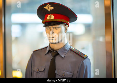 Mannequin - policier avec protection complète matériel antiémeute isolé sur fond blanc. Banque D'Images