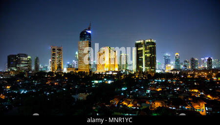 Vue panoramique de la ville capitale de l'Indonésie Jakarta la nuit Banque D'Images