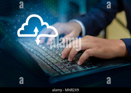 Imprimer main Appuyer sur le bouton entrée clavier sur l'ordinateur d'affaires part recueillir des données Cloud connect Cloud computing concept d'affaires ou d'informations Banque D'Images