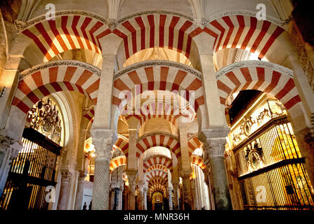 L'architecture spectaculaire de la cathédrale Mezquita de Cordoue, Espagne avec son architecture Mauresque et distinctif arches rouge et blanc. Banque D'Images