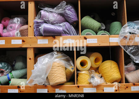 Fils de diverses couleurs sur les cônes sur des étagères dans un Woollen Mill Banque D'Images