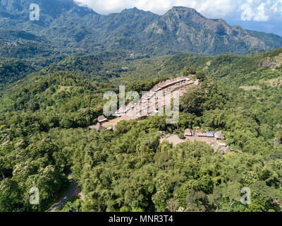 Vue aérienne de l'étonnante Bena traditionnel village entouré de montagnes spectaculaires dans le Flores, en Indonésie. Banque D'Images