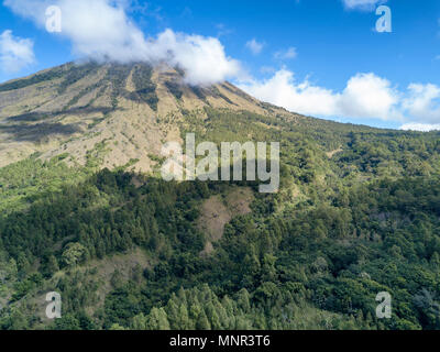 Vue aérienne du volcan, le Mont Inerie à Flores, en Indonésie. Banque D'Images