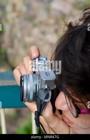 Une femme prend une photo avec un fujifilm x100f appareil photo numérique style rétro, Jourama Falls, Bruce Hwy, Yuruga France Banque D'Images