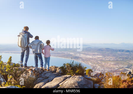 Famille avec deux enfants bénéficiant d'une vue imprenable sur Cap du haut de la montagne de la table Banque D'Images