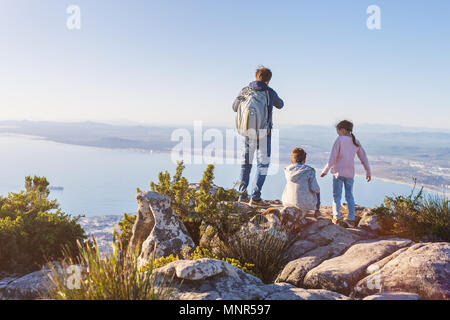 Famille avec deux enfants bénéficiant d'une vue imprenable sur Cap du haut de la montagne de la table Banque D'Images