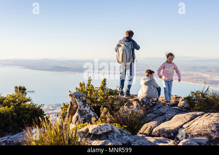 Famille du père et de deux enfants bénéficiant d'une vue imprenable sur Cap du haut de la montagne de la table Banque D'Images