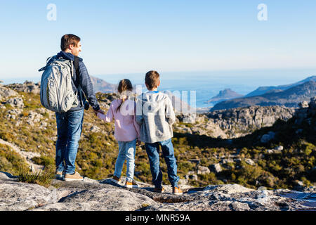 Père de famille et ses deux enfants bénéficiant d'une vue imprenable sur Cap du haut de la montagne de la table Banque D'Images