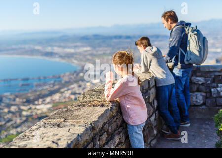 Famille avec deux enfants bénéficiant d'une vue imprenable sur Cap du haut de la montagne de la table Banque D'Images