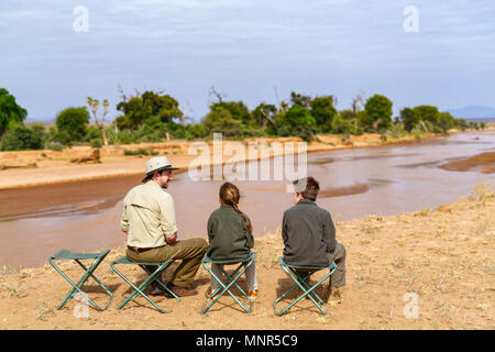 De père de famille et enfants sur African Safari locations bénéficiant d'Ewaso Nyiro vues à Samburu Kenya Banque D'Images