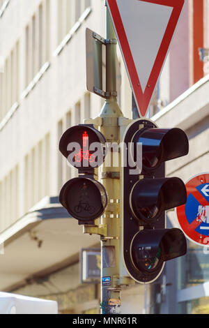 La circulation des piétons et vélos avec une lumière rouge feu signe sur les rues de la ville, Munich, Allemagne Banque D'Images