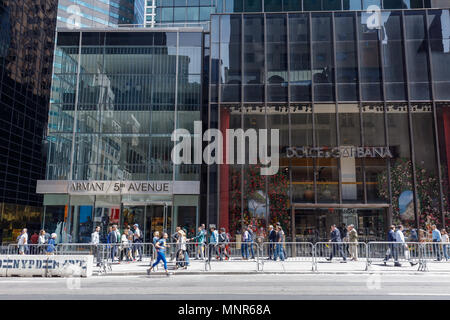 New York, USA - 12 mai 2018 : Dolce & Gabbana, Armani shop dans la cinquième avenue, 5ème avenue est une route centrale de Manhattan, le plus coûteux des boutiques et un Banque D'Images