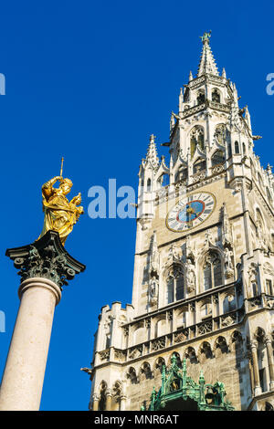 Colonne mariale (1639) ou Mariensaule avec statue en or de la Vierge Marie sur le dessus et le Neues Rathaus, Munich, Allemagne Banque D'Images