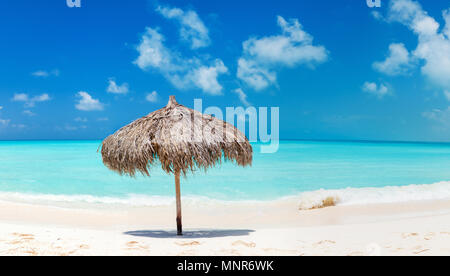 Belle plage tropicale et la mer des Caraïbes Banque D'Images