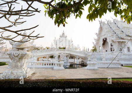 Belle Wat Rong Khun bouddhiste temple blanc à Chiang Rai dans le nord de la Thaïlande. Vue urbaine avec belle architecture religion dans l'Asie du sud est. Banque D'Images