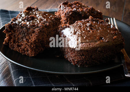 Gâteau de chocolat Morceaux de Brownie en plaque noire. Désert biologique. Banque D'Images