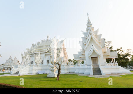 Belle Wat Rong Khun bouddhiste temple blanc à Chiang Rai dans le nord de la Thaïlande. Vue urbaine avec belle architecture religion dans l'Asie du sud est. Banque D'Images