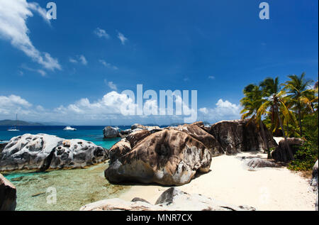 Magnifique plage de sable blanc, d'énormes rochers de granit, unique de l'eau de l'océan turquoise et bleu ciel à Virgin Gorda, îles Vierges britanniques dans les Caraïbes Banque D'Images