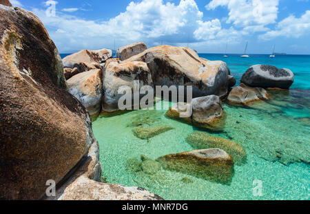 Magnifique plage de sable blanc, d'énormes rochers de granit, unique de l'eau de l'océan turquoise et bleu ciel à Virgin Gorda, îles Vierges britanniques dans les Caraïbes Banque D'Images