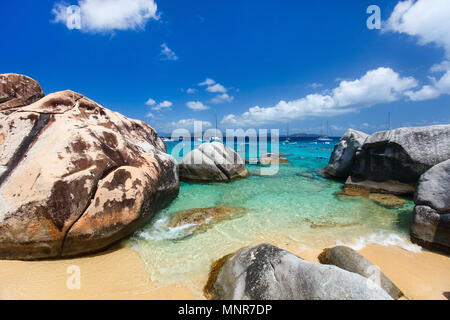 Magnifique plage de sable blanc, d'énormes rochers de granit, unique de l'eau de l'océan turquoise et bleu ciel à Virgin Gorda, îles Vierges britanniques dans les Caraïbes Banque D'Images