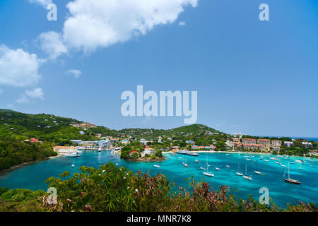 Panorama de la Cruz Bay la ville principale de l'île de Saint John USVI, Caraïbes Banque D'Images