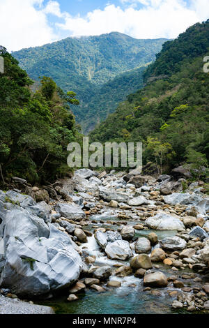 Vue sur la rivière avec marble rocks le long Shakadang sentier dans les gorges de Taroko national park à Hualien Taiwan Banque D'Images